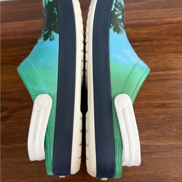 Crocs Classic Tropical Palm Tree Clogs Unisex M8 / W10 Blue Beach Summer Slip On - Picture 4 of 10